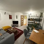 2 Bedroom Entire Flat Near Luton Airport